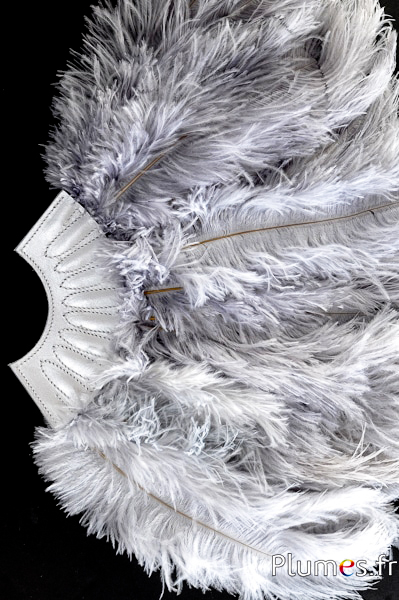 Éventail en plumes d’autruche - 20 plumes, cuir blanc - gris